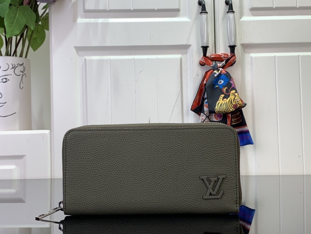 LV wallet M80334