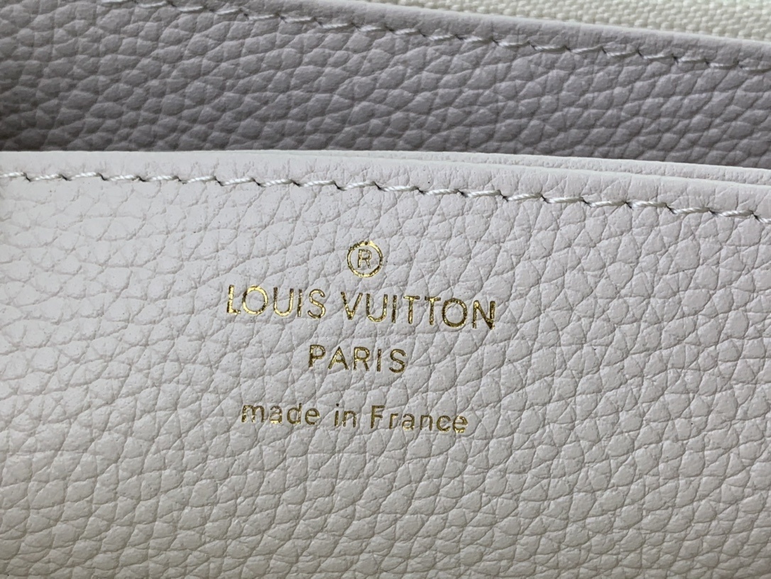 LV wallet M82206