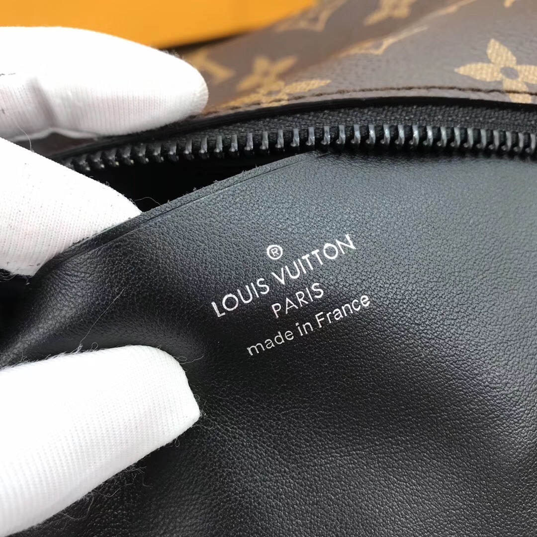 LV ZIPPED POUCH GM M67814
