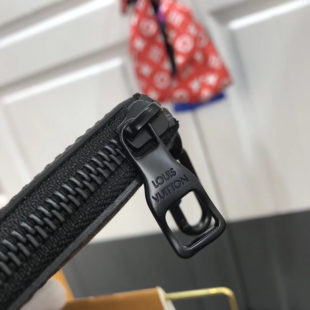 LV ZIPPED POUCH GM M67814
