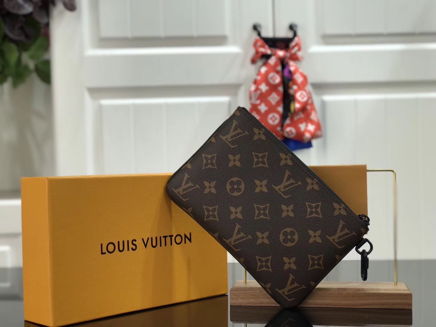 LV ZIPPED POUCH GM M67814