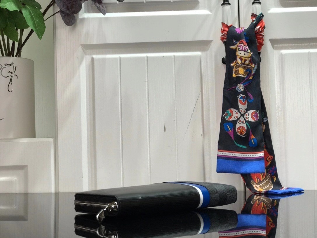 LV ZIPPT ORGANIZER M69541