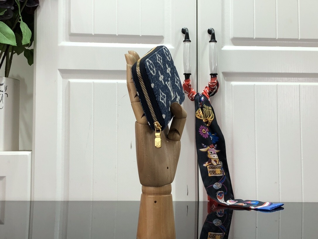 LV ZIPPY COIN PURSE M81185 