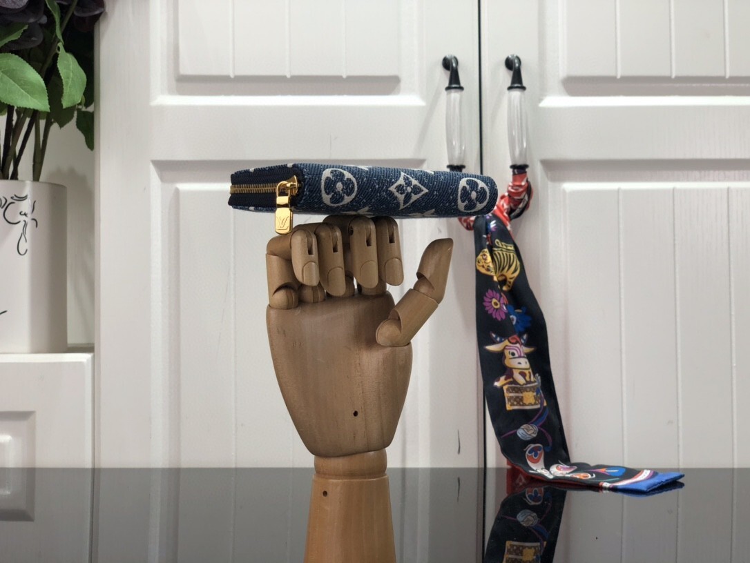 LV ZIPPY COIN PURSE M81185 