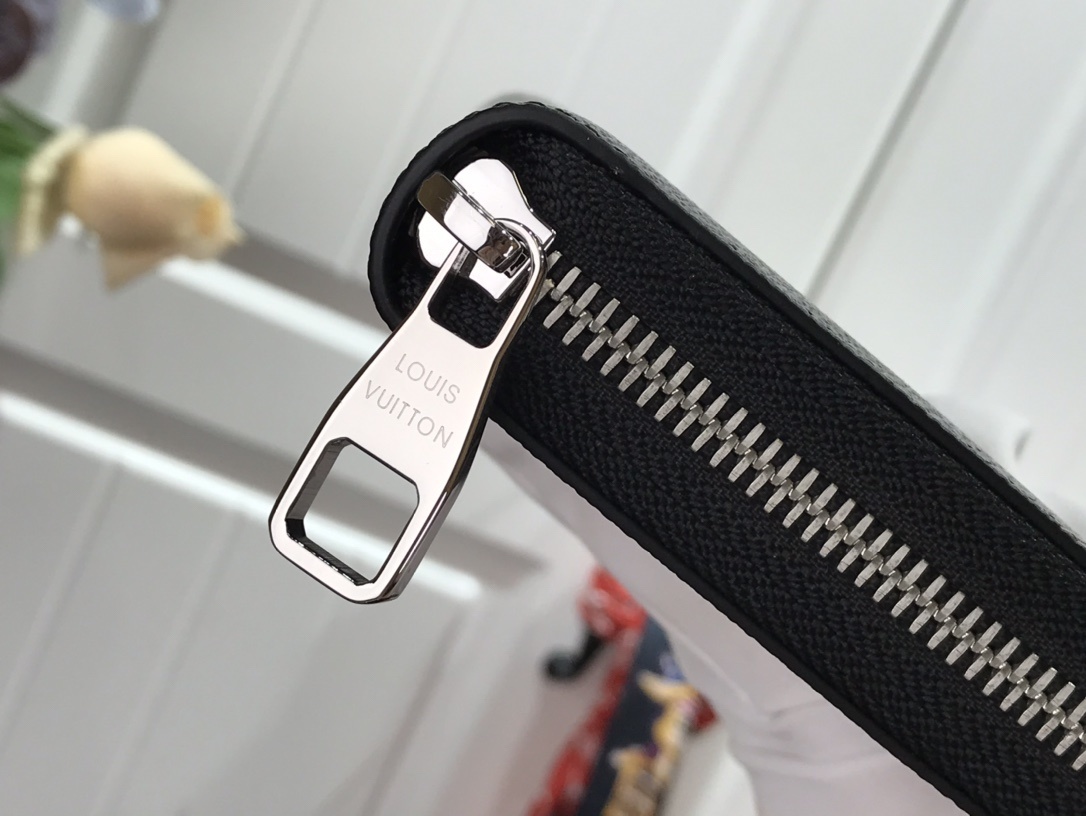 LV ZIPPY wallet M80020