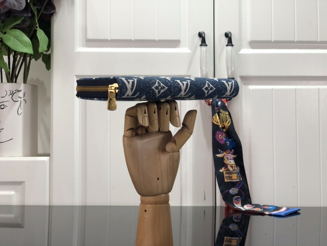 LV ZIPPY wallet M81182 