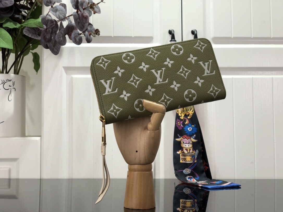 LV ZIPPY wallet M81279 
