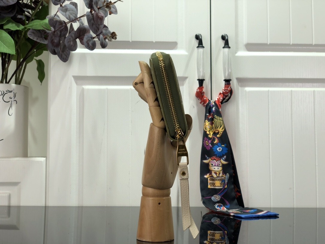 LV ZIPPY wallet M81279 