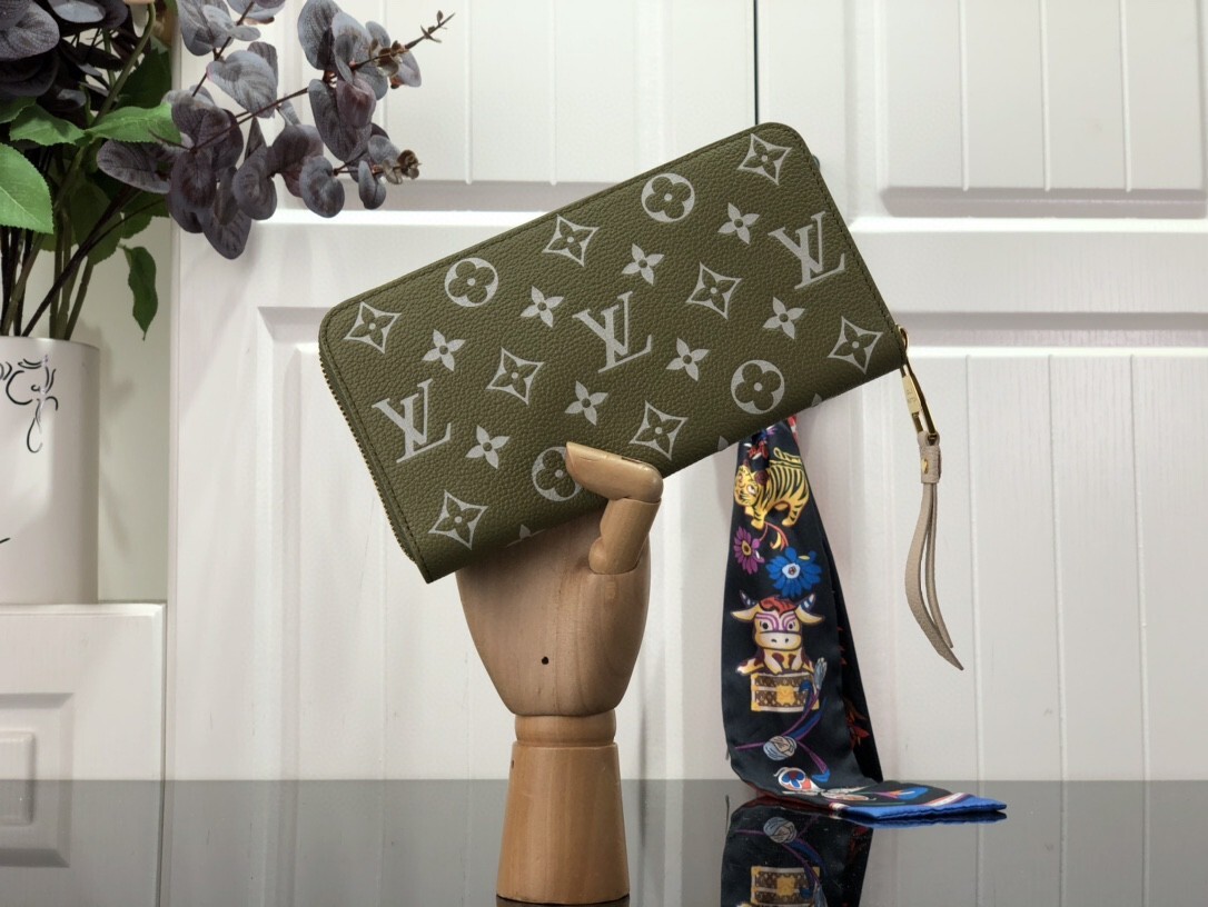 LV ZIPPY wallet M81279 