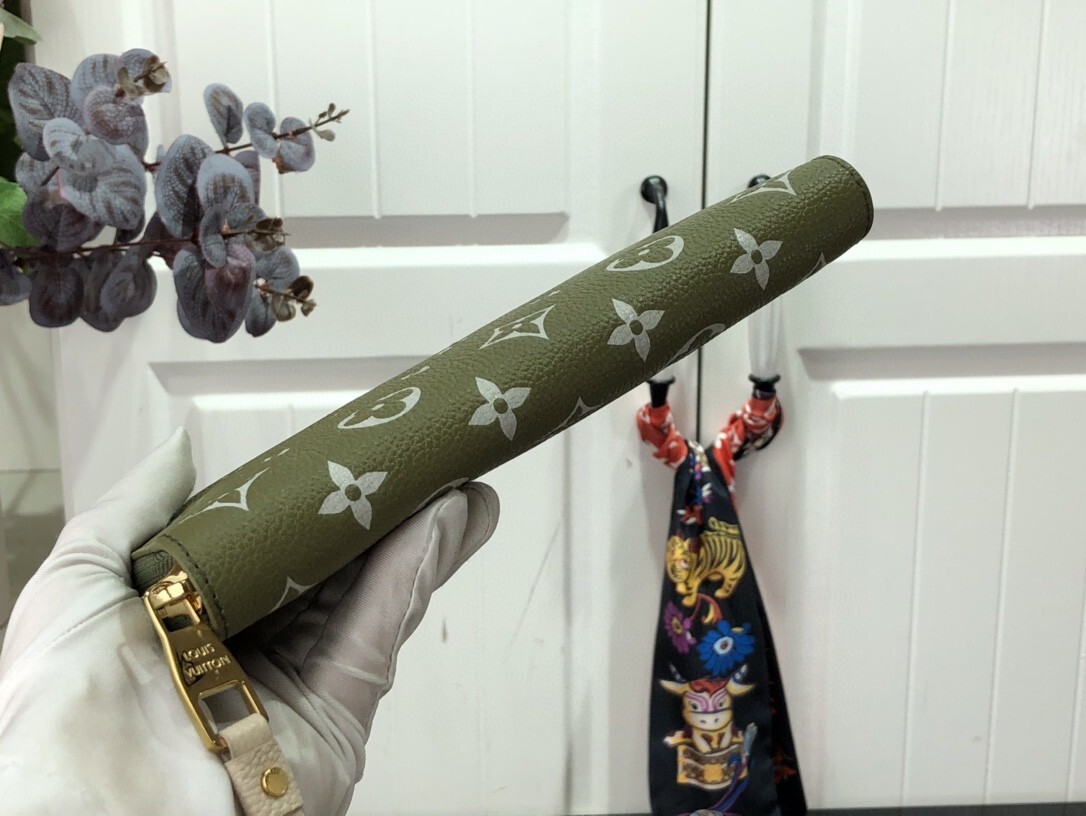 LV ZIPPY wallet M81279 