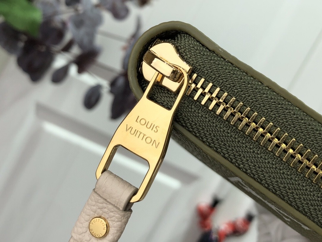 LV ZIPPY wallet M81279 
