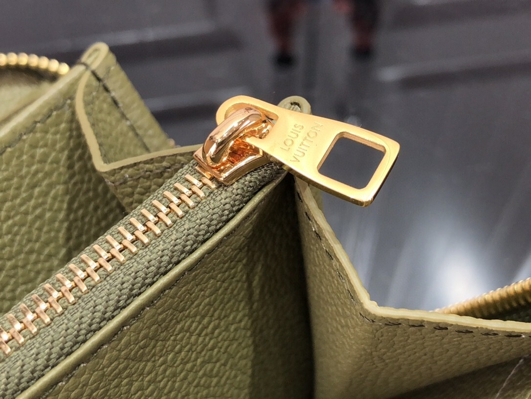 LV ZIPPY wallet M81279 