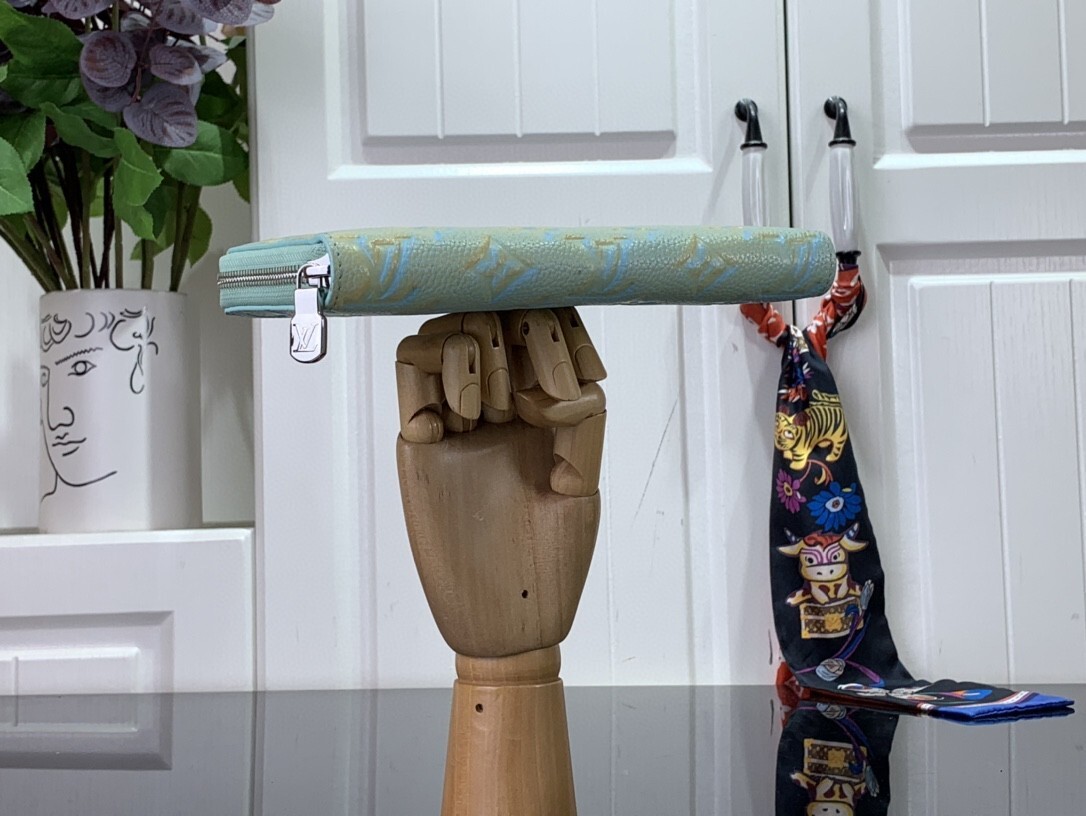 LV ZIPPY wallet M81299 