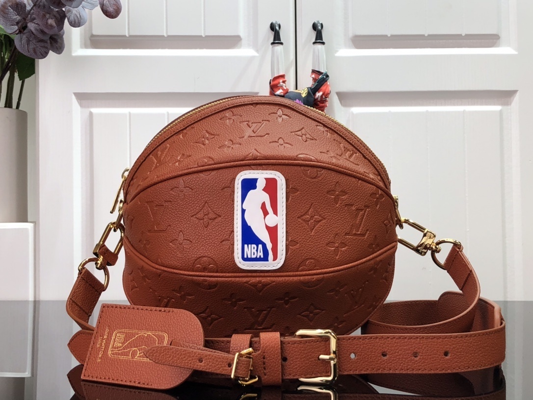 LVXNBA BALL IN BASKET M57974