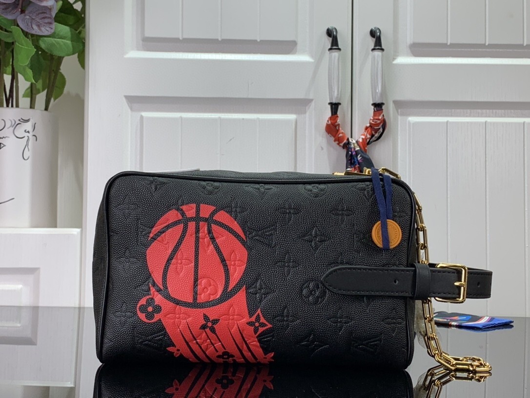 LVXNBA CLOAKROOM DOPP KIT M58515 