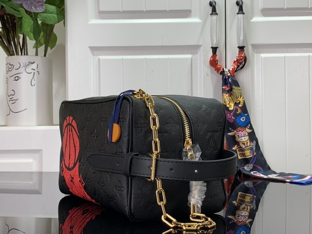 LVXNBA CLOAKROOM DOPP KIT M58515 