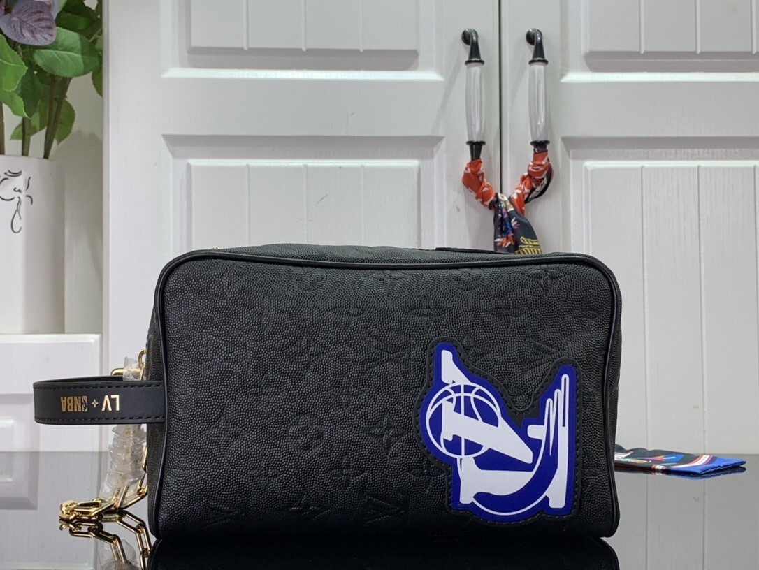 LVXNBA CLOAKROOM DOPP KIT M58515 