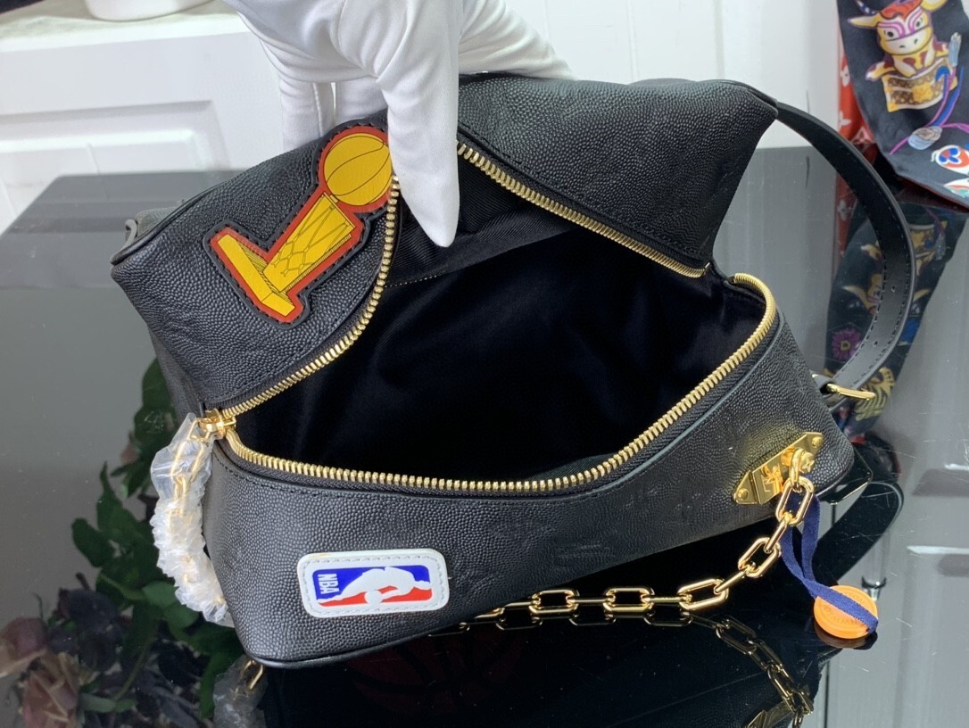 LVXNBA CLOAKROOM DOPP KIT M58515 