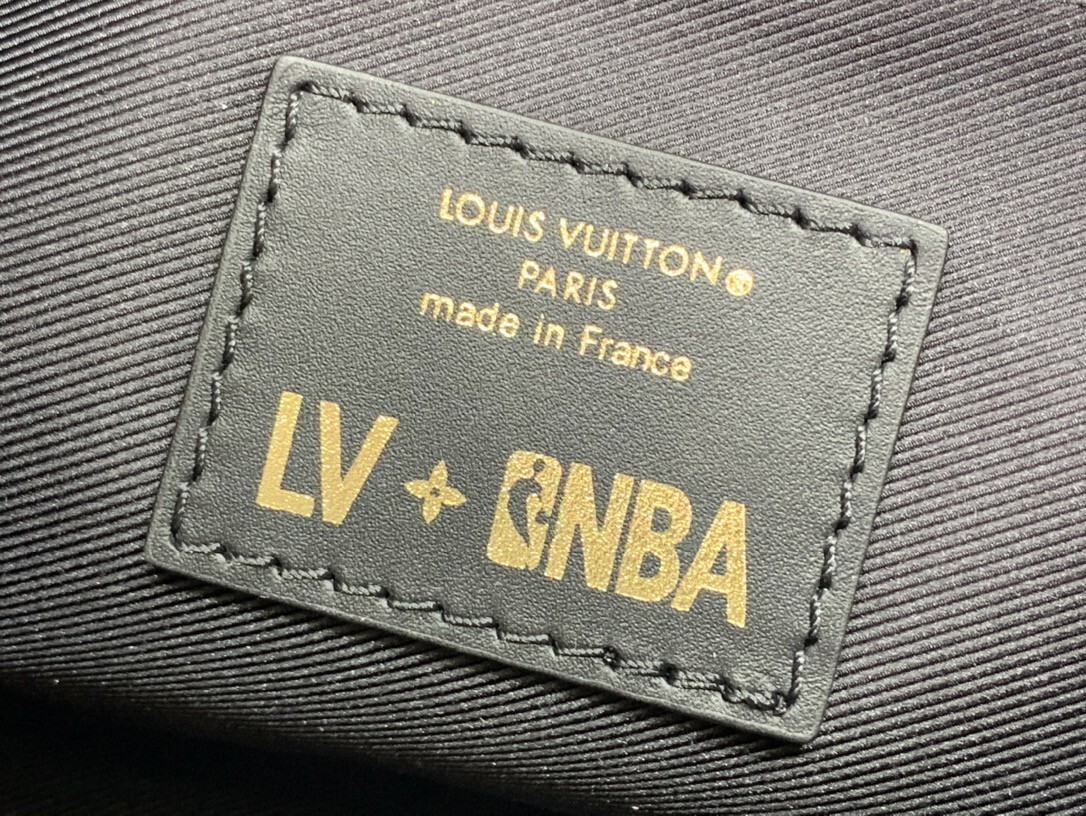 LVXNBA CLOAKROOM DOPP KIT M58515 