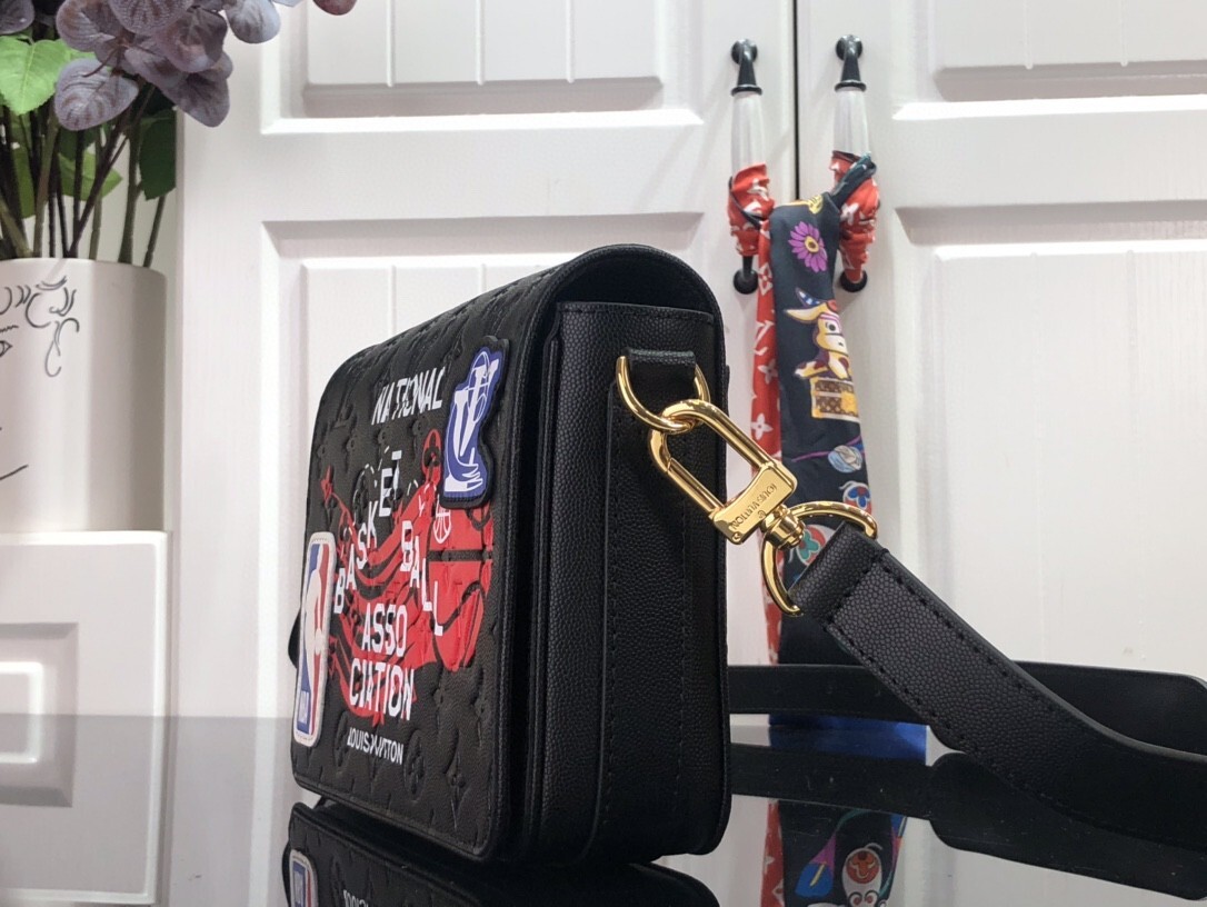 LVXNBA STUDIO MESSENGER M58498