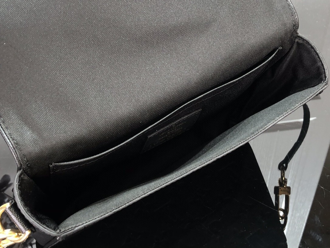 LVXNBA STUDIO MESSENGER M58498