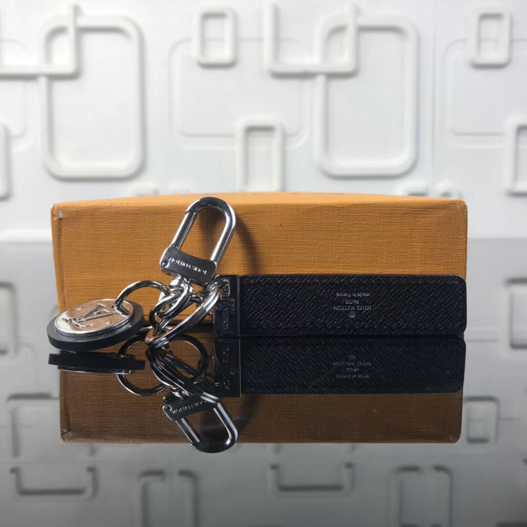 NEO LV CLUB BAG CHARM & KEY HOLDER M00033
